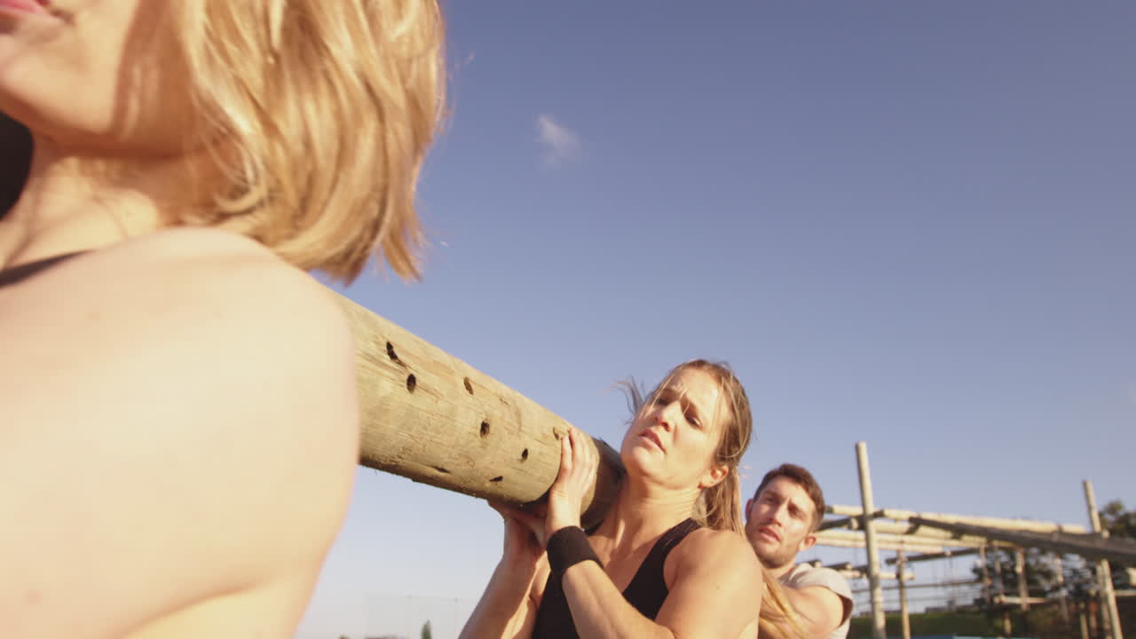 야외 체육관 부트캠프에서 훈련하는 젊은 성인