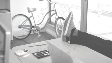 Animation-Eines-Netzwerks-Von-Verbindungen-über-Den-Beinen-Eines-Mannes-Auf-Dem-Schreibtisch-Im-Büro