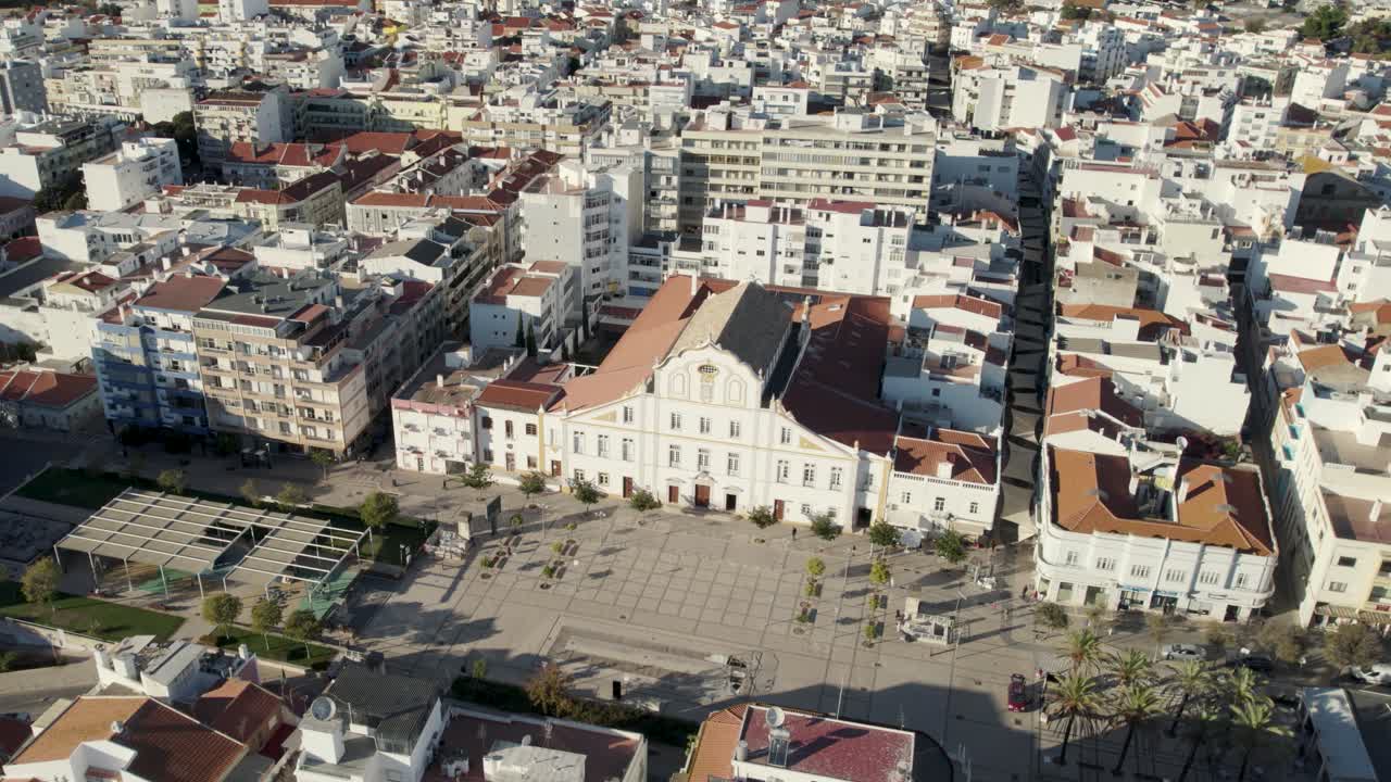 Piazza pubblica e antico collegio gesuita, Portimão, Portogallo.