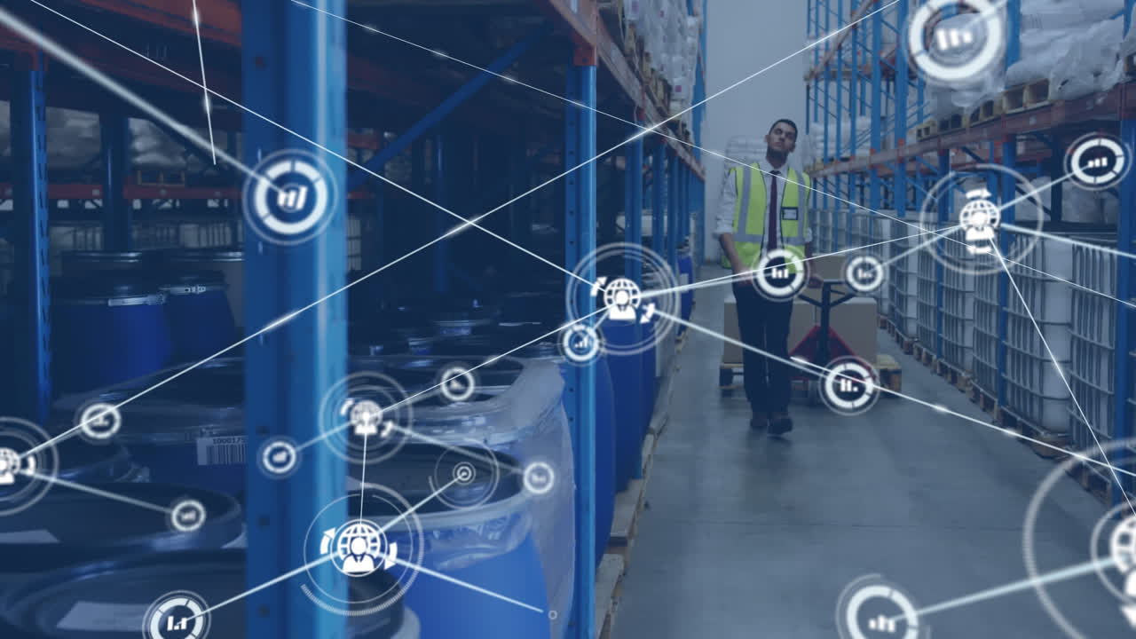 trabajan en un almacén especializado en transporte y distribución de mercancías