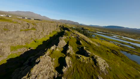 Toma-Aérea-De-Turistas-Explorando-El-Cañón-Thingvellir-En-Islandia