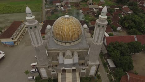 edificio de mezquita con arquitectura de oriente medio cerca de la carretera de peaje trans java en indonesia
