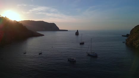 velero en bahía, últimos rayos de sol del día