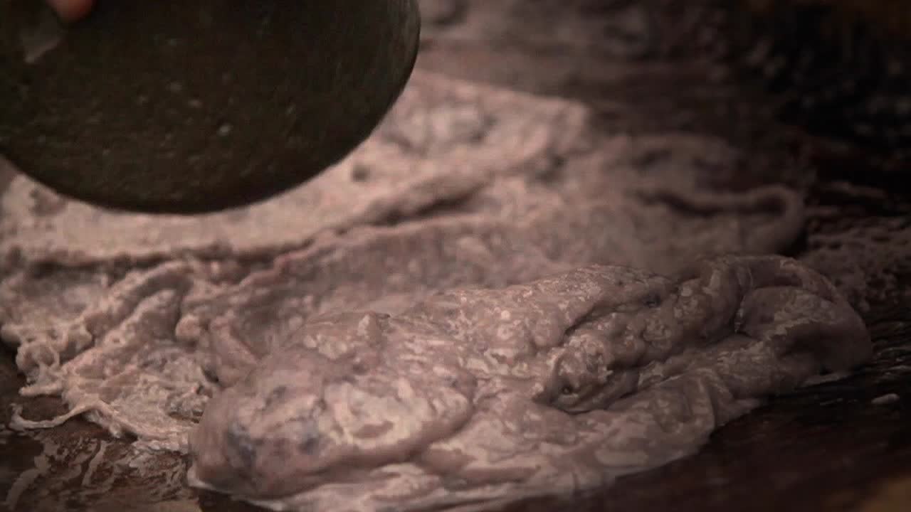 la pasta poi se muele en un mazo ion hawaii