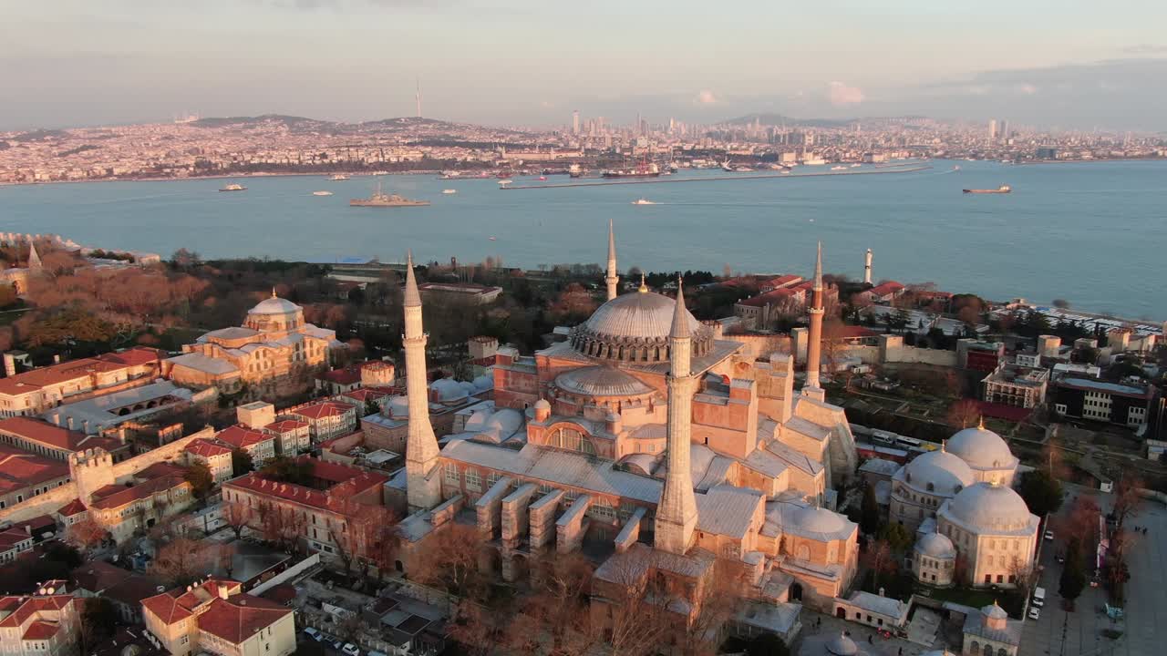 vista aérea de hagia sophia con brillantes mosaicos de escenas bíblicas en la vasta y abovedada antigua iglesia y mezquita bizantina - estambul, turquía