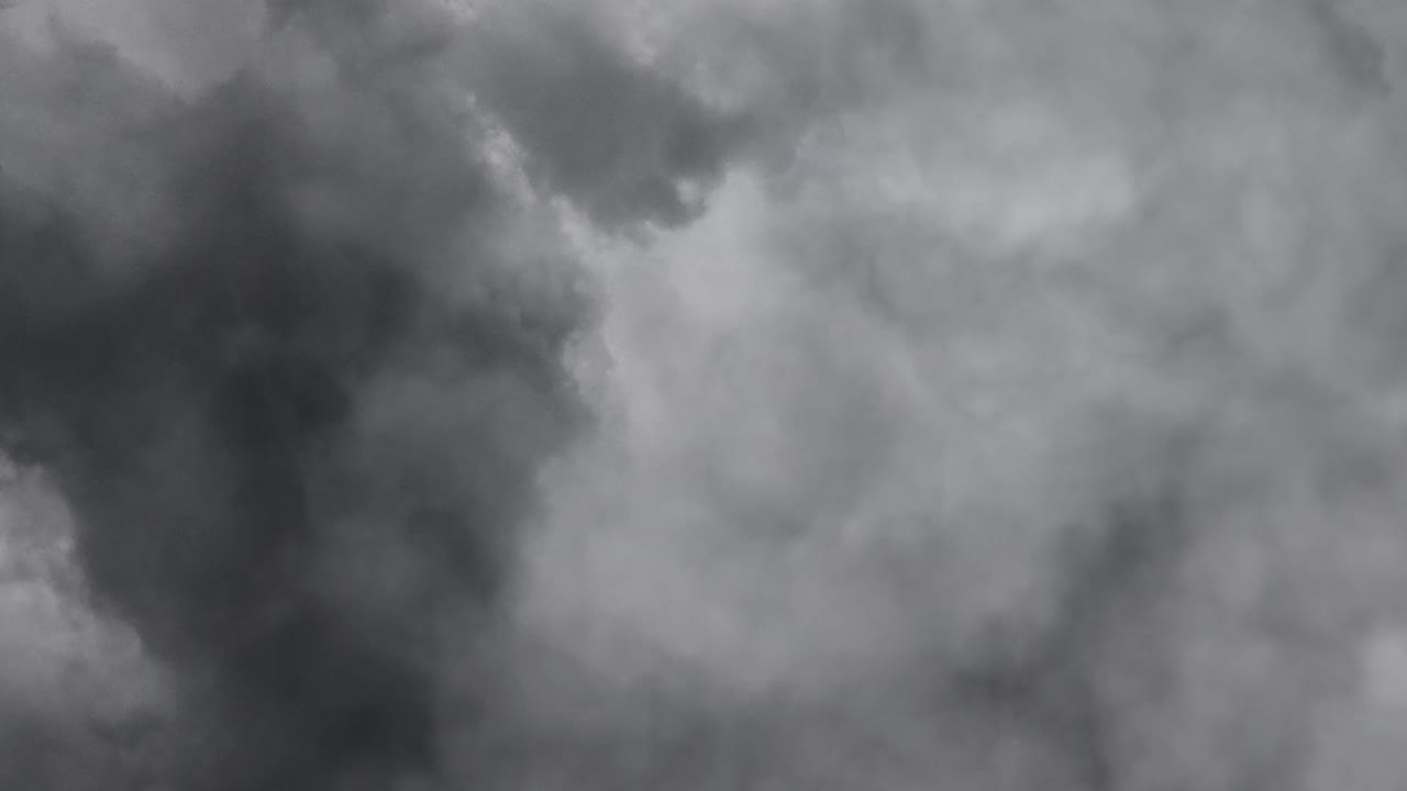 어두운 cumulonimbus 구름으로 날아갑니다.