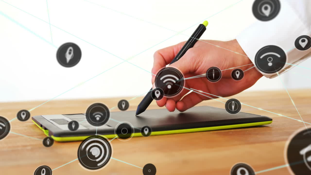 mano usando el lápiz en la tableta con conexiones de red animación superpuesta