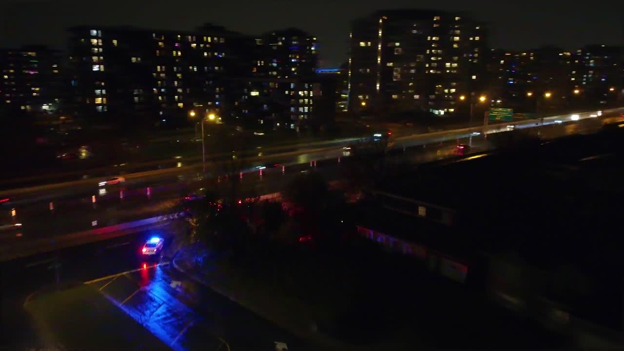 경찰과 구급차가 밤에 비상 조명을 켜고 있습니다. 도시 풍경, 공중 전망