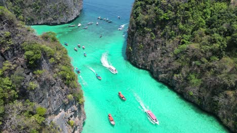 barcos que entran en la pintoresca laguna de pileh de la isla de phi phi, aérea