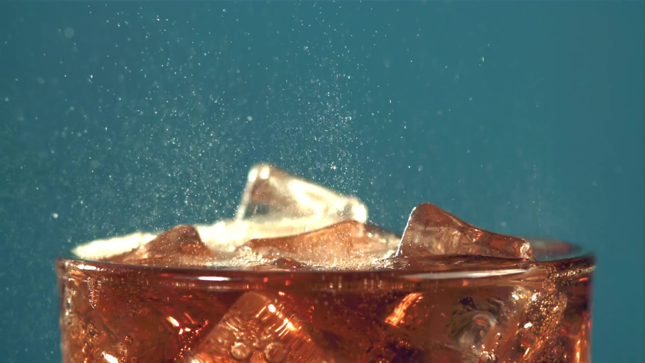 Primo piano di una bevanda frizzante con ghiaccio e bollicine