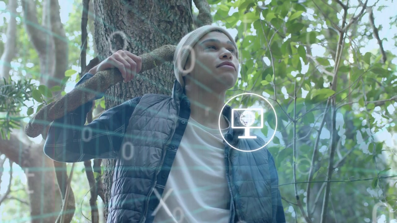 Uomo che tiene un ramo e guarda in alto, attivando un HUD tecnologico con icone di telefono e chat pulsanti sul busto, visualizzando avvisi.