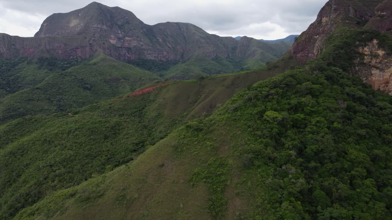 sobrevuelo del escarpado paisaje de la selva montañosa en las verdes amazonas bolivianas