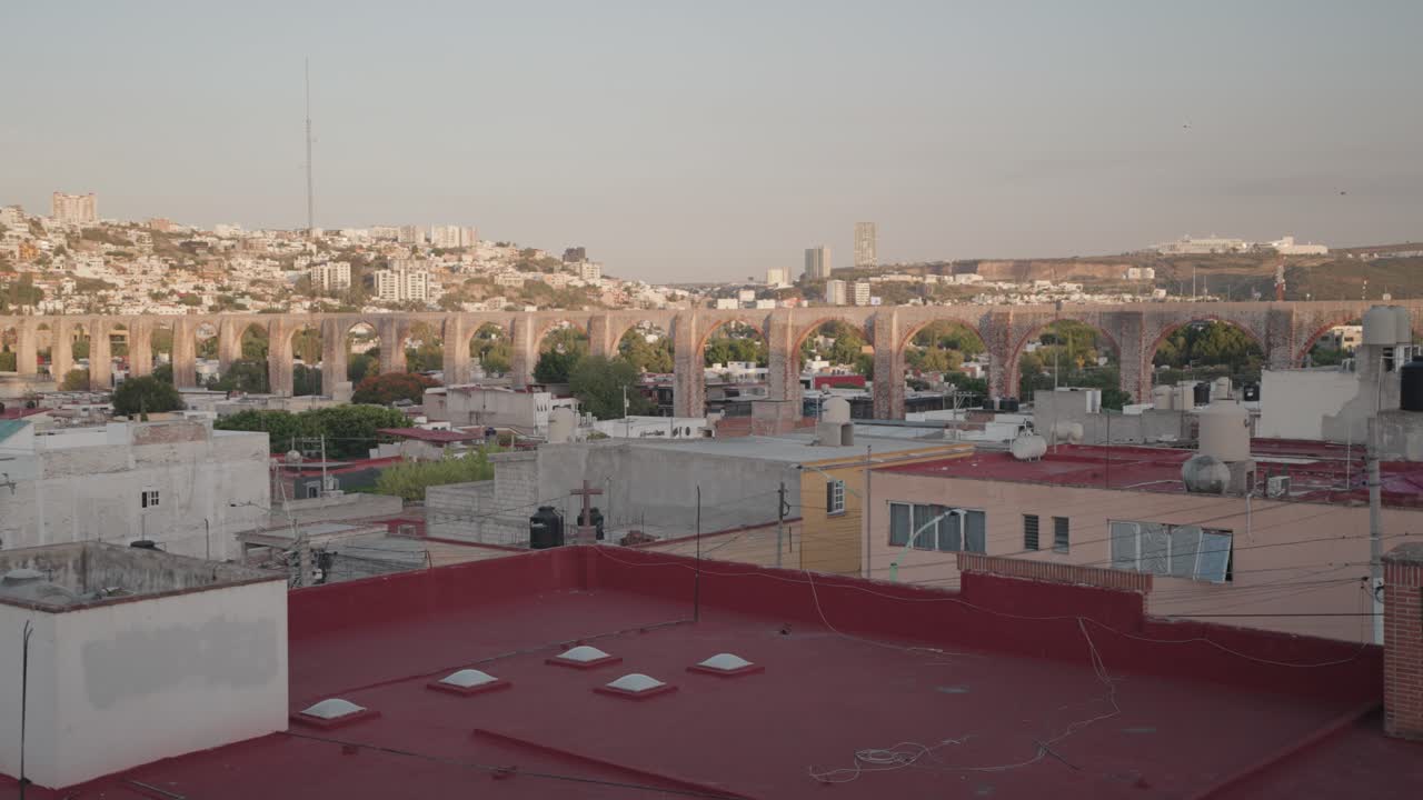 Paesaggio urbano con un acquedotto