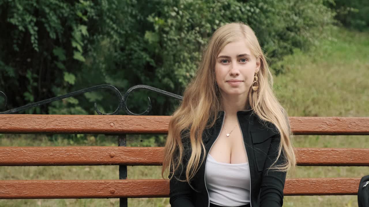 공원에 있는 소녀는 마스크를 벗는다