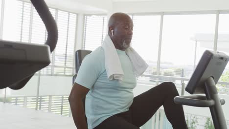 Video-Von-Glücklichen-älteren-Afroamerikanischen-Männern,-Die-Im-Fitnessstudio-Trainieren