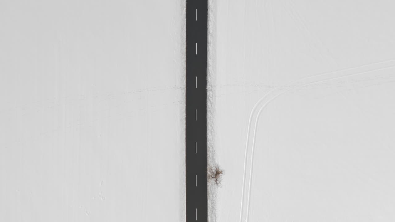 눈 평원, 체코 한가운데 빈 아스팔트 도로