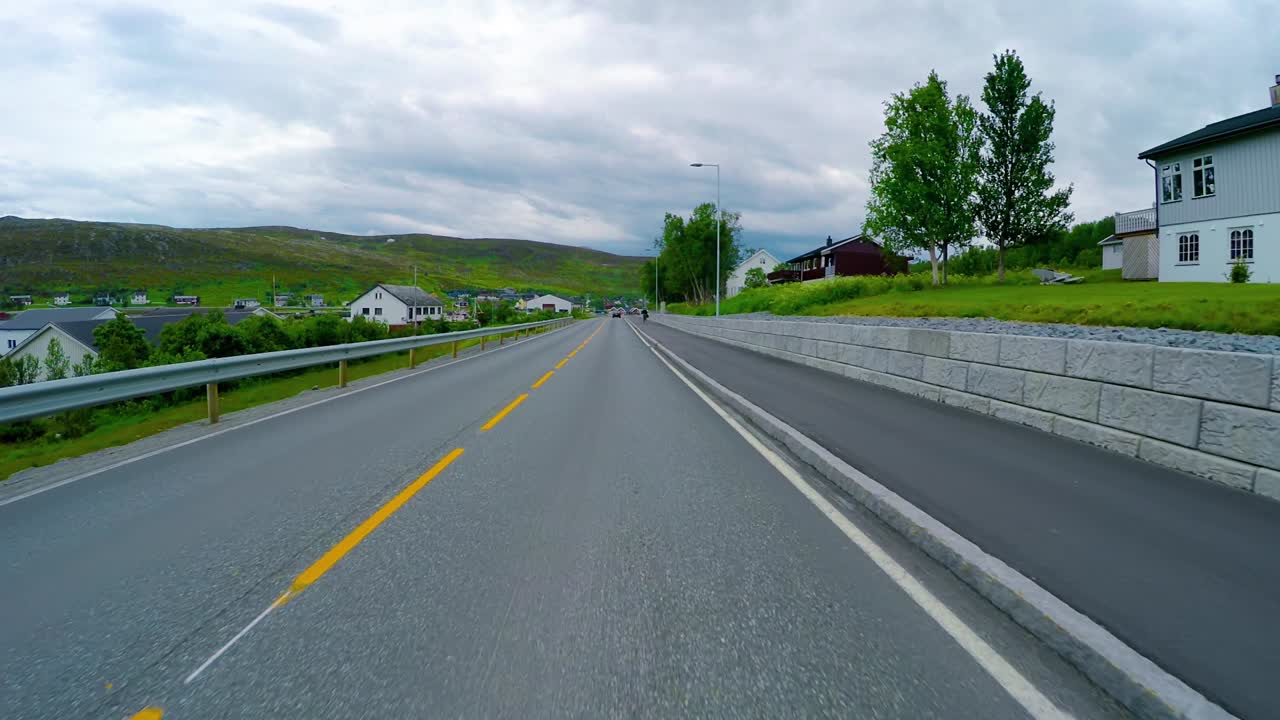 노르웨이 도로에서 차를 운전하다