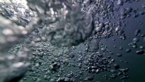 Burbujas-De-Aire-Bajo-El-Agua,-Pov-Respirando-Oxígeno,-Burbujas-En-El-Agua-Del-Océano