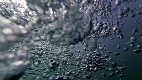 burbujas de aire bajo el agua, pov respirando inyección de oxígeno, burbujas en el agua del océano