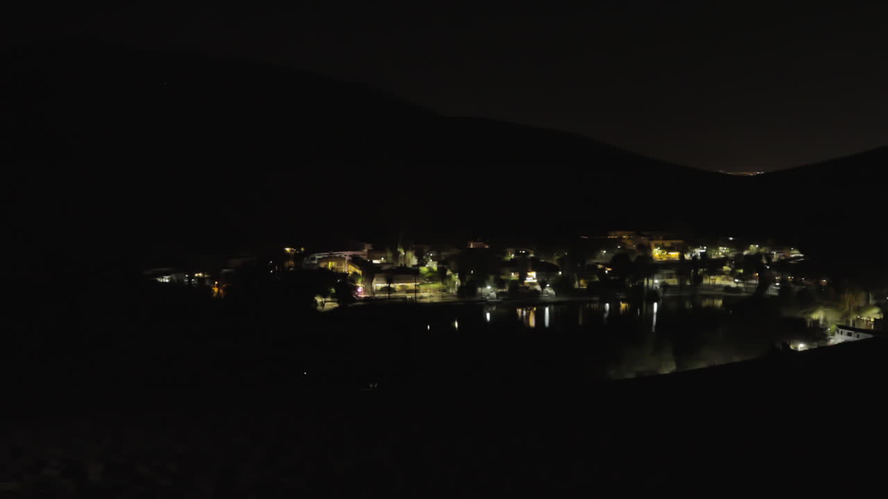 OASI NEL DESERTO DI HUACACHINA IN PERÙ DI NOTTE.