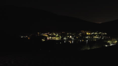 oasis en el desierto de huacachina en perú por la noche