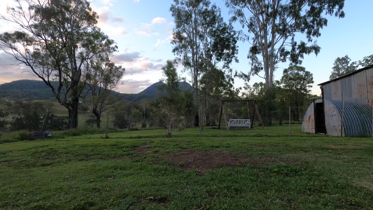 lapso de tiempo del interior australiano desde el paddock rural de la granja de pasatiempos al atardecer