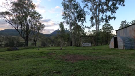 Zeitraffer-Des-Australischen-Hinterlandes-Von-Der-Koppel-Einer-Ländlichen-Hobbyfarm-In-Der-Abenddämmerung