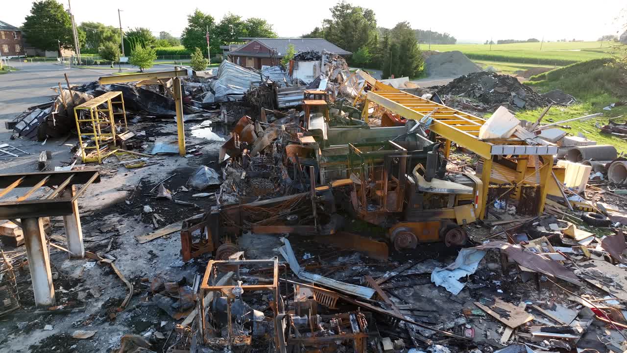 Macchinari pesanti distrutti dopo l'esplosione di un edificio comunale.