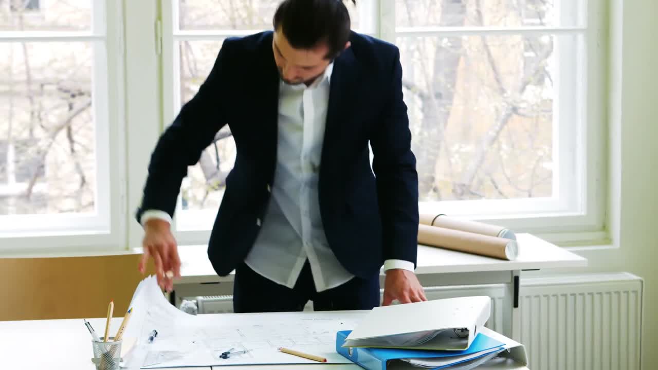 Hombre de negocios trabajando en oficina