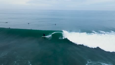 Ein-Nicht-Wiederzuerkennender-Surfer-Fängt-In-Delmar-Eine-Welle