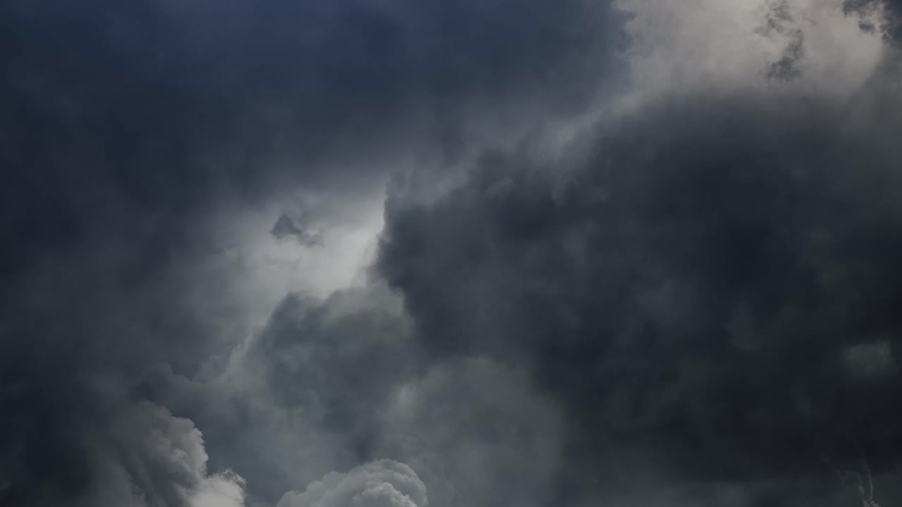 tormenta entre nubes cumulonimbus en el cielo