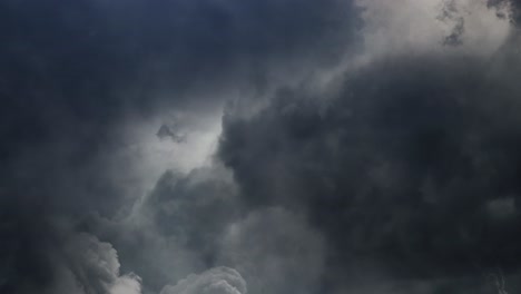 在天空的 cumulonimbus 雲中發生雷暴