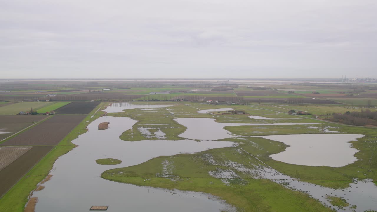campos inundados de bélgica, vista aérea de un avión no tripulado de un día de mal humor