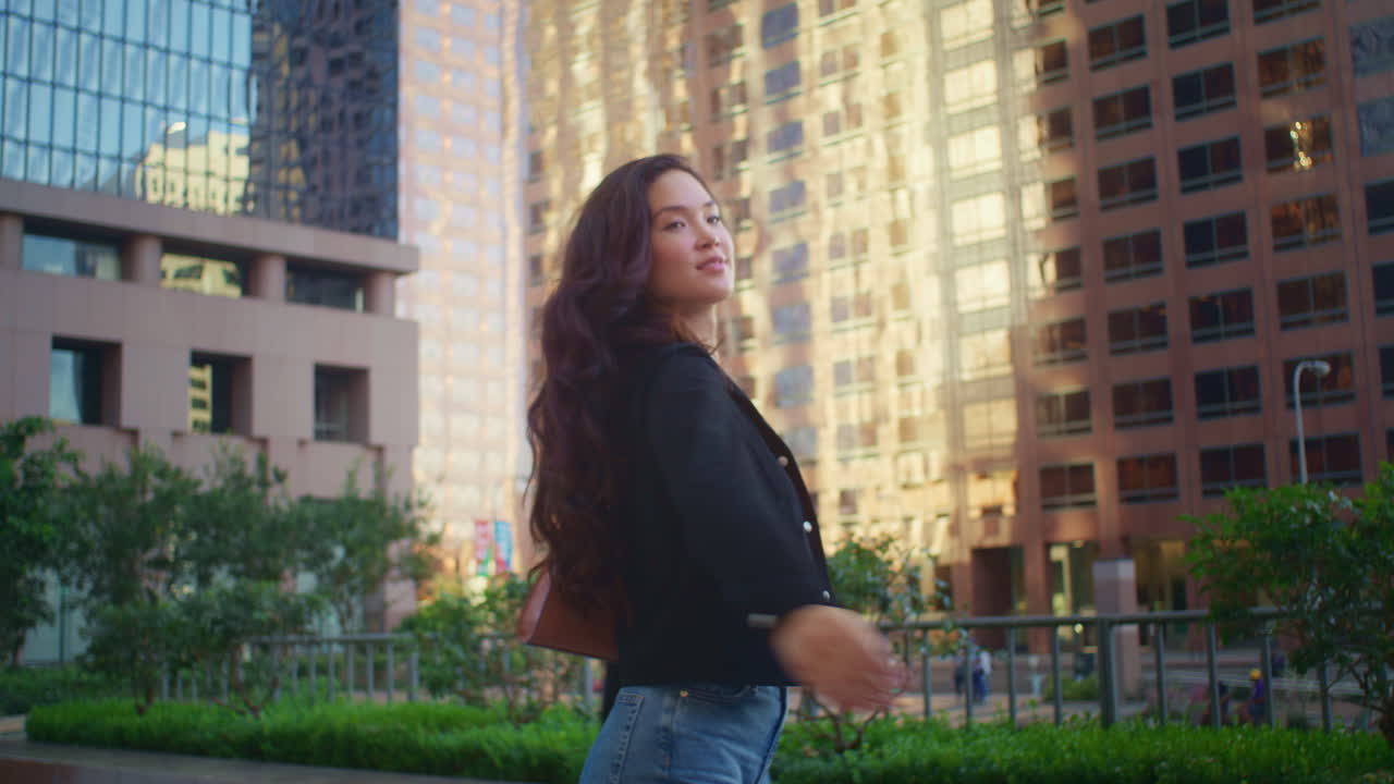 chica asiática alegre girando mirando la cámara. mujer joven descansar en caminar.