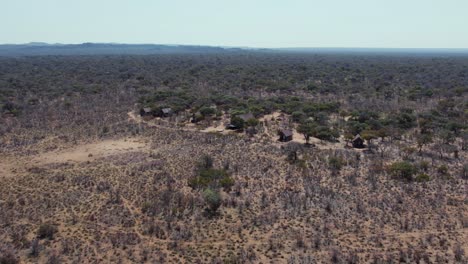 Luftaufnahme-Der-Landschaft-Des-Waterberg-Plateaus-Mit-Holzhäusern-In-Namibia-Im-Sommer