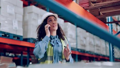 trabajador de almacén en el teléfono