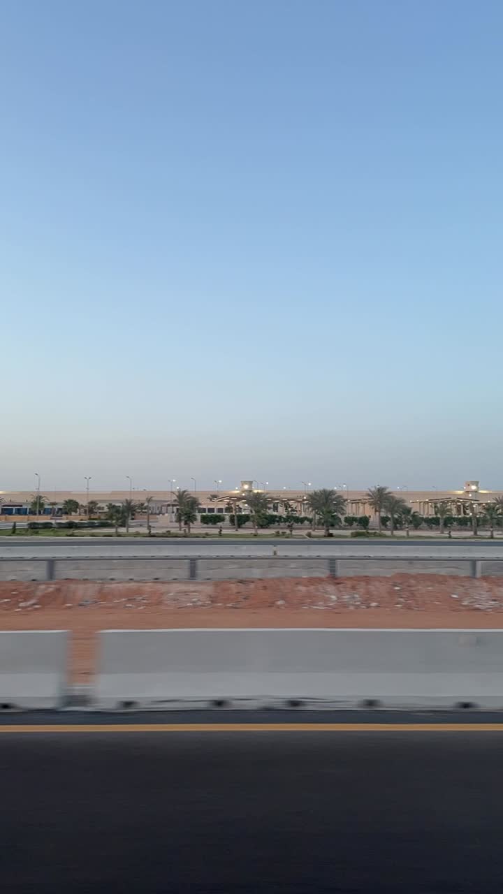una vista de un desierto desde un coche en la carretera, tiroteo de camiones