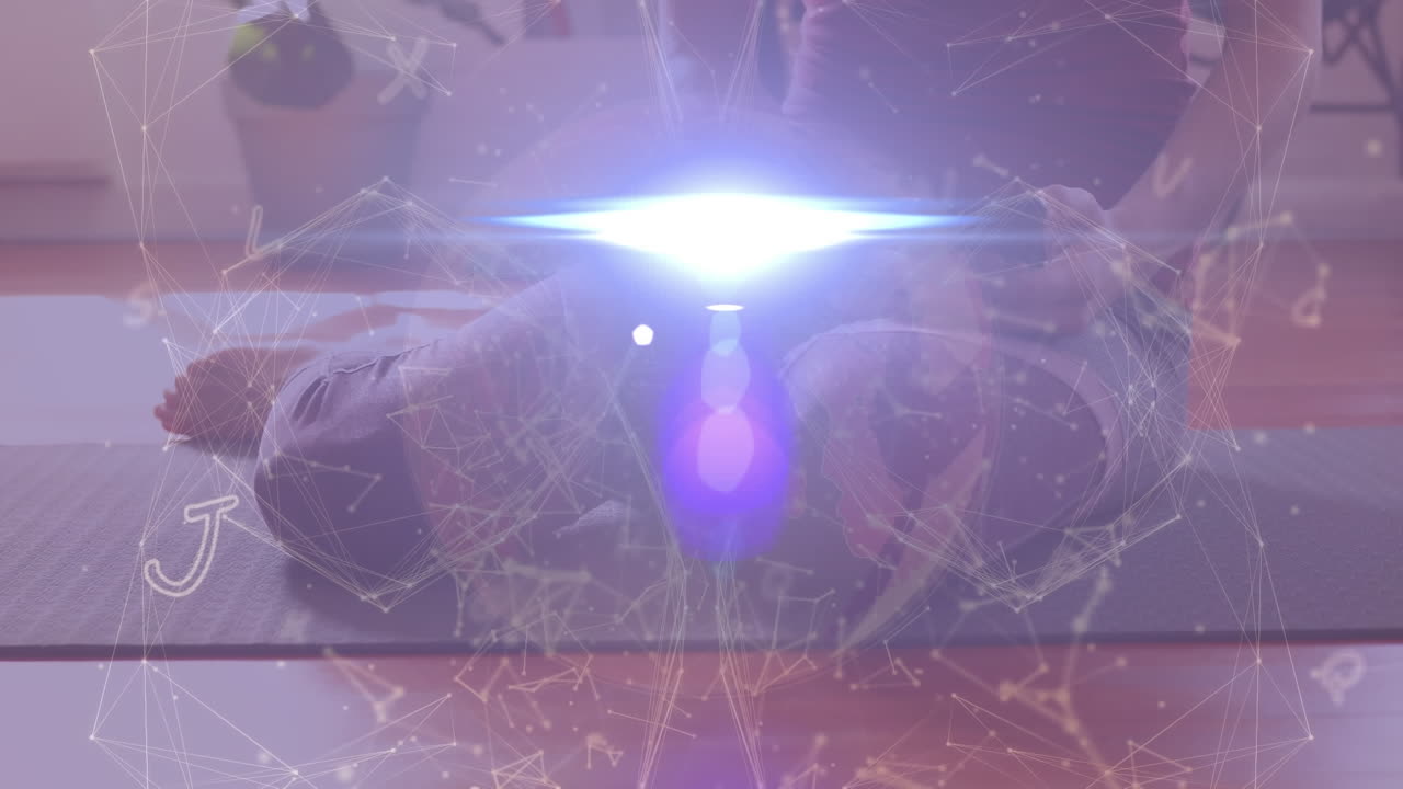 별자리의 애니메이션과 스마트폰을 사용하여 여성 위에 반 ⁇ 이는 빛