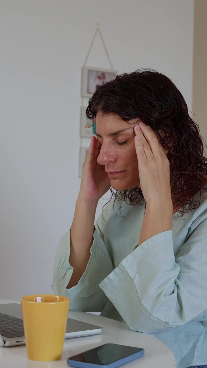 Donna stressata che lavora al laptop nell'ufficio di casa