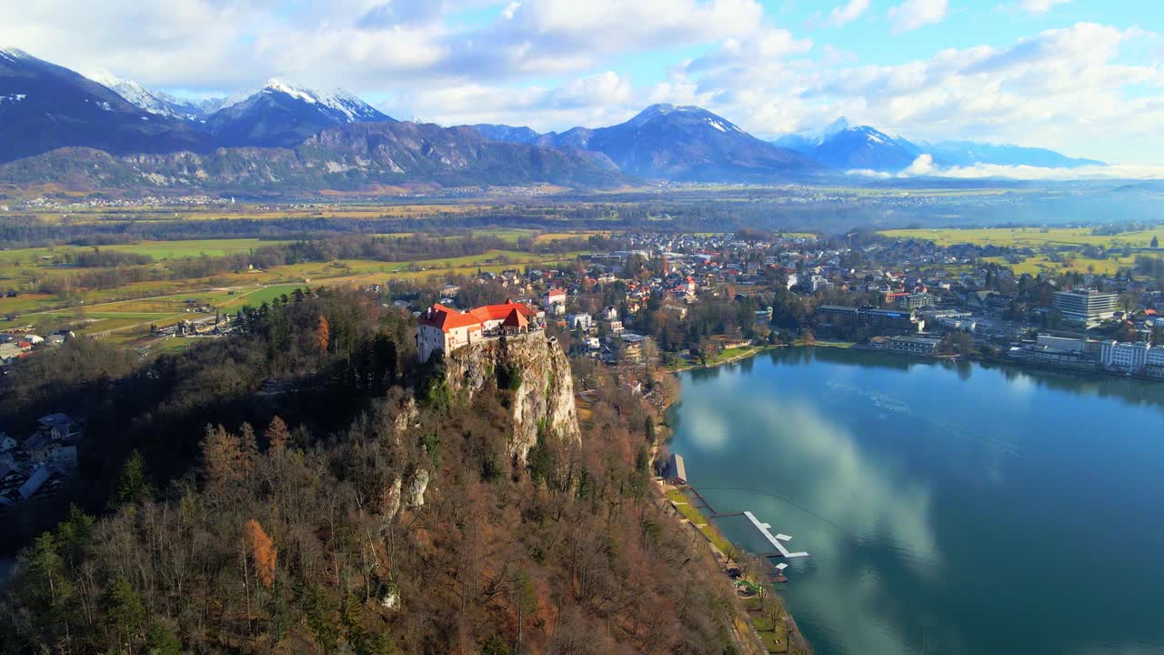 el impresionante video de un dron aéreo de 4k captura el lago bled, eslovenia, al amanecer.
