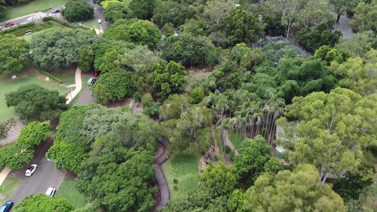Ripresa 4K da drone che sale e sorvola un'area ricreativa molto verde in una piccola città australiana