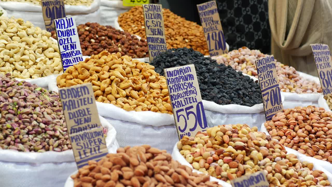 Verschiedene Nüsse und Trockenfrüchte auf einem Markt