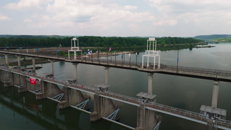 Paisaje-Tranquilo-Del-Puente-Murray,-El-Puente-De-La-Gran-Presa-En-El-Norte-De-Little-Rock,-Arkansas,-EE.UU.