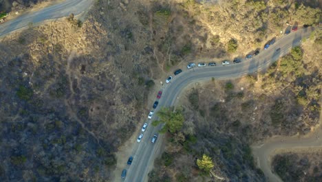 Coches-conduciendo-por-las-colinas-de-California