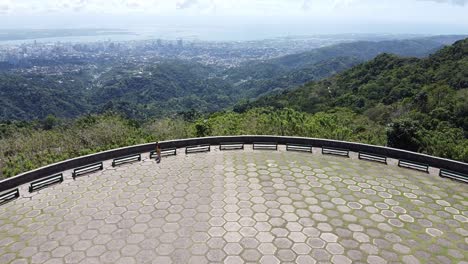 Drohnenaufnahme-Eines-Wunderschönen-Ortes-Mit-Blick-Auf-Die-Stadt