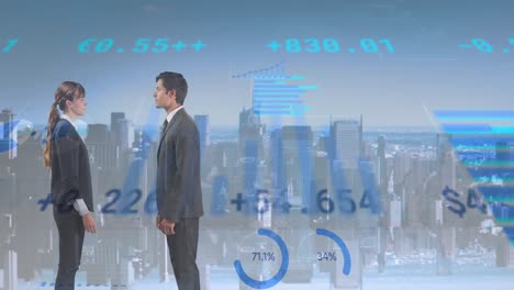 animación de diversos datos financieros y gráficos sobre mujeres y hombres de negocios caucásicos.