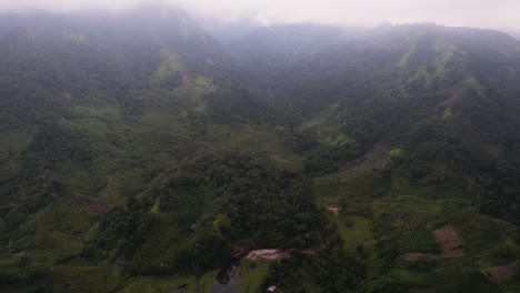 vista aérea cinematográfica sobre el bosque brumoso en las selvas centroamericanas, honduras