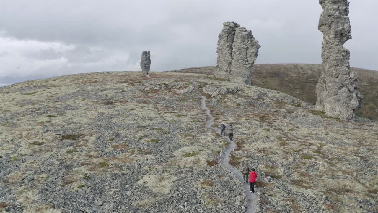독특한 바위 형태가 있는 산에 있는 산책로