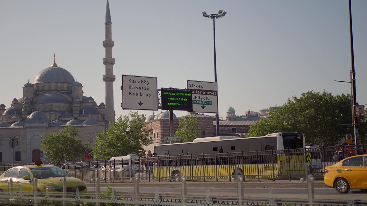 이스탄불, 터키: 모스크, 교통 및 거리 표지판과 함께 도시 풍경