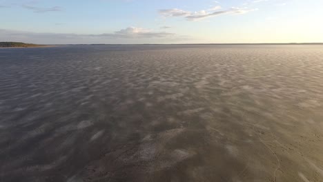 Lago-Tranquilo-Burtnieks-Con-Poco-Hielo-Y-Alto-Nivel-De-Agua-En-Primavera-Vista-Aérea